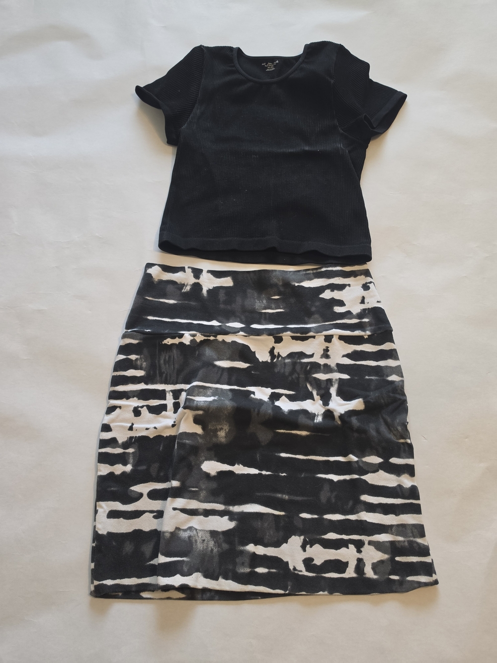 Black & White Abstract Print Knit Pencil Skirt And Black Top Size M